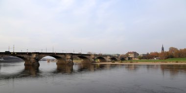 Dresden, Almanya Elbe Nehri üzerindeki köprü görünümü