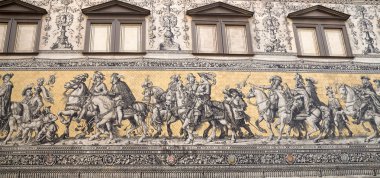 Furstenzug (Prens alayı, 1871-1876, 102 metre, 93 kişi) dev bir duvar resmi duvar süsler var. Dresden, Almanya
