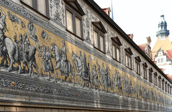 Furstenzug (102 meter, processie van prinsen, 1871-1876, 93 mensen) is dat een gigantische muurschildering siert de muur. Dresden, Duitsland — Stockfoto
