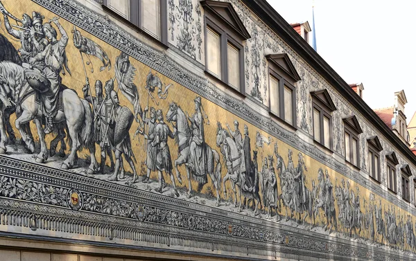Furstenzug (102 meter, processie van prinsen, 1871-1876, 93 mensen) is dat een gigantische muurschildering siert de muur. Dresden, Duitsland — Stockfoto