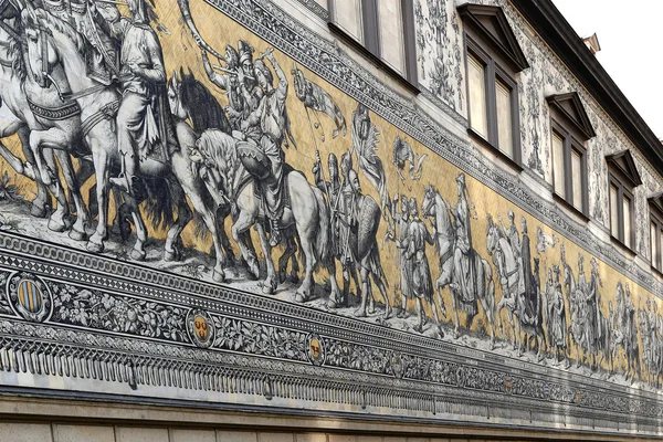 Furstenzug (Procession av furstar, 1871-1876, 102 meter, 93 personer) är en jätte väggmålning pryder väggen. Dresden, Tyskland — Stockfoto