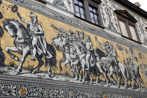 Furstenzug (102 meter, processie van prinsen, 1871-1876, 93 mensen) is dat een gigantische muurschildering siert de muur. Dresden, Duitsland — Stockfoto