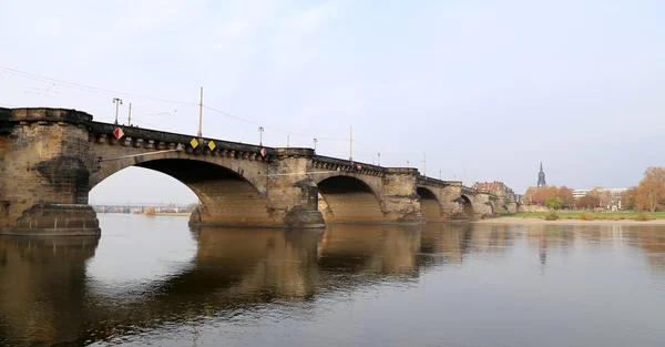 Weergave van de brug over de rivier Elbe in Dresden, Duitsland — Stockfoto