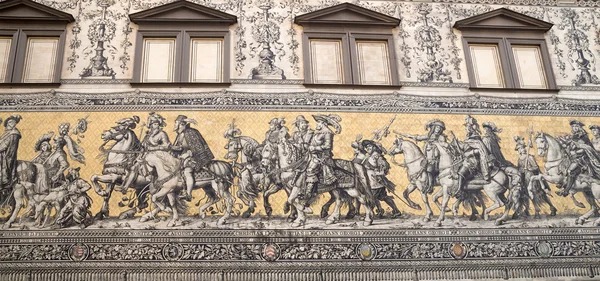 Furstenzug (Procession of Princes, 1871-1876, 102 meter, 93 people) is a giant mural decorates the wall. Dresden, Germany — Stock Photo, Image