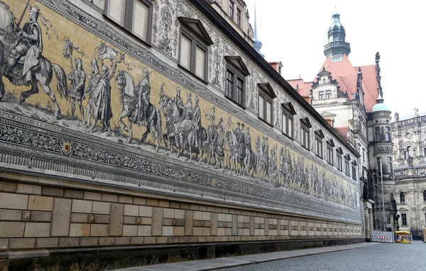 Furstenzug (102 meter, processie van prinsen, 1871-1876, 93 mensen) is dat een gigantische muurschildering siert de muur. Dresden, Duitsland — Stockfoto