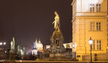 Heykel gece görünümünü Charles Köprüsü'nde Prag, Çek Cumhuriyeti