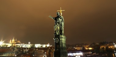 Heykel gece görünümünü Charles Köprüsü'nde Prag, Çek Cumhuriyeti