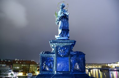 Heykel gece görünümünü Charles Köprüsü'nde Prag, Çek Cumhuriyeti