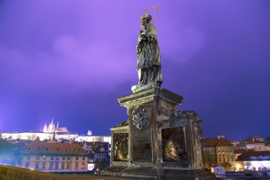 Heykel gece görünümünü Charles Köprüsü'nde Prag, Çek Cumhuriyeti