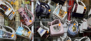 Porselen bardak maden suyu Dükkanı penceresinde, Karlovy Vary (Carlsbad), Çek Cumhuriyeti için