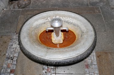 Karlovy Vary 'deki (Carlsbad) termal maden kaynağı -- Batı Bohemya' daki ünlü spa şehri, Çek Cumhuriyeti 'nde çok popüler bir turizm merkezi.