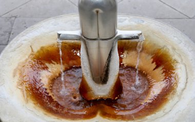 Karlovy Vary 'deki (Carlsbad) termal maden kaynağı -- Batı Bohemya' daki ünlü spa şehri, Çek Cumhuriyeti 'nde çok popüler bir turizm merkezi.