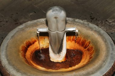 Karlovy Vary 'deki (Carlsbad) termal maden kaynağı -- Batı Bohemya' daki ünlü spa şehri, Çek Cumhuriyeti 'nde çok popüler bir turizm merkezi.