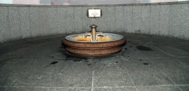 Karlovy Vary 'deki (Carlsbad) termal maden kaynağı -- Batı Bohemya' daki ünlü spa şehri, Çek Cumhuriyeti 'nde çok popüler bir turizm merkezi.