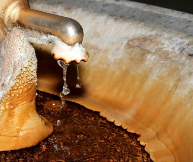 Karlovy Vary 'deki (Carlsbad) termal maden kaynağı -- Batı Bohemya' daki ünlü spa şehri, Çek Cumhuriyeti 'nde çok popüler bir turizm merkezi.