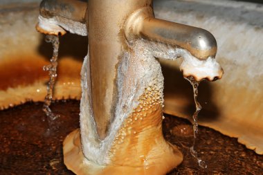 Karlovy Vary 'deki (Carlsbad) termal maden kaynağı -- Batı Bohemya' daki ünlü spa şehri, Çek Cumhuriyeti 'nde çok popüler bir turizm merkezi.