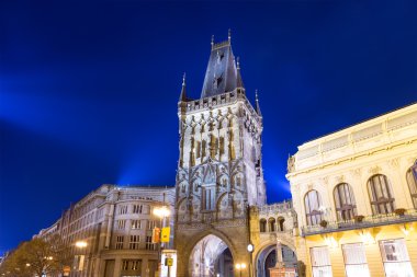 Barut Kulesi'nin (kapısı) akşam, Prague, Çek Cumhuriyeti. Geri 11. yüzyıldan kalma orijinal şehir kapıları biridir