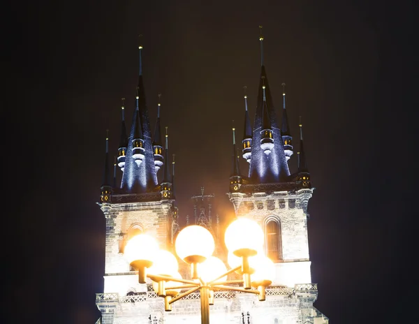 Iluminaciones nocturnas del cuento de hadas Iglesia de Nuestra Señora Tyn (1365) en la ciudad mágica de Praga, República Checa —  Fotos de Stock