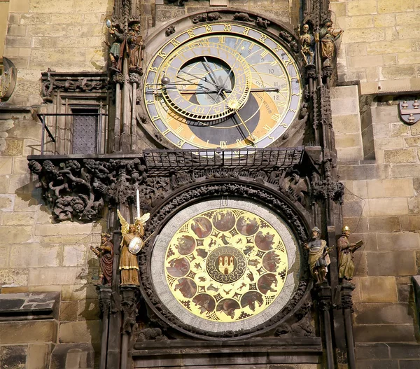 Night view of the medieval astronomical clock in the Old Town square in Prague, Czech republic — Stock Photo, Image