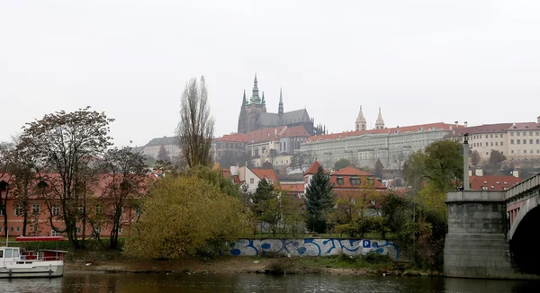 Prague, Çek Cumhuriyeti - 13 Kasım 2014: dolgu Vltava Nehri'nin gün. Prag. Çek Cumhuriyeti — Stok fotoğraf