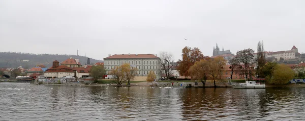 Набережная реки Влтавы, день. Прага. Чехия — стоковое фото