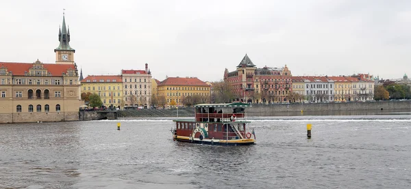 PRAGUE, CZECH REPUBLIC-  NOVEMBER 17, 2014:Embankment of the Vltava River, day. Prague. Czech Republic — Stock Photo, Image