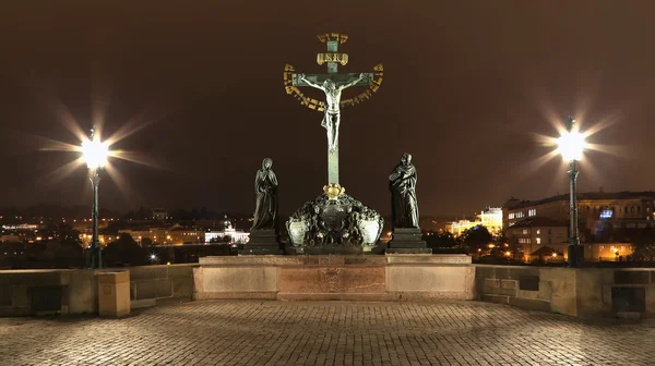 Νυχτερινή άποψη του αγάλματος στην γέφυρα του Καρόλου στην Πράγα, Δημοκρατία της Τσεχίας — Φωτογραφία Αρχείου
