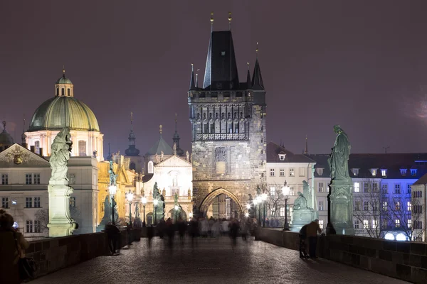 Nachtansicht der Karlsbrücke in Prag, Tschechische Republik — Stockfoto