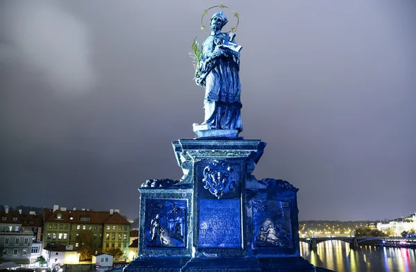 Vista nocturna de la estatua en el Puente de Carlos en Praga, República Checa — Foto de Stock