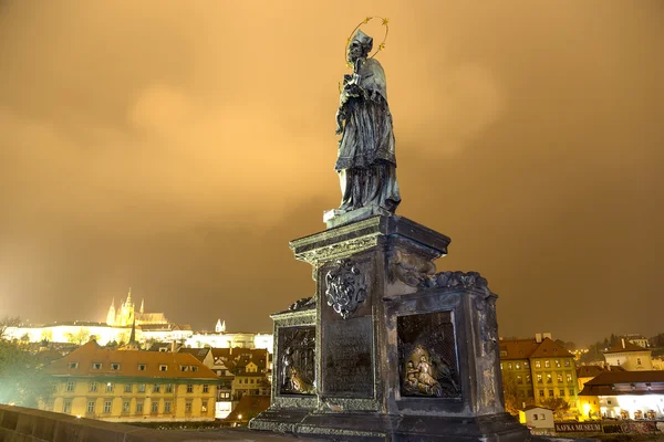 Noční pohled na sochu na Karlově mostě v Praze, Česká republika — Stock fotografie
