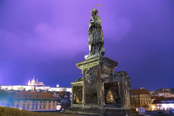 Heykel gece görünümünü Charles Köprüsü'nde Prag, Çek Cumhuriyeti