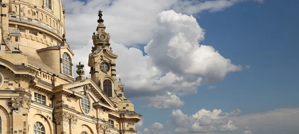 ドレスデン・フラウエンキルシュ（Dresdensd Frauenkirche）は、ドイツのドレスデンにあるルーテル教会。 — ストック写真