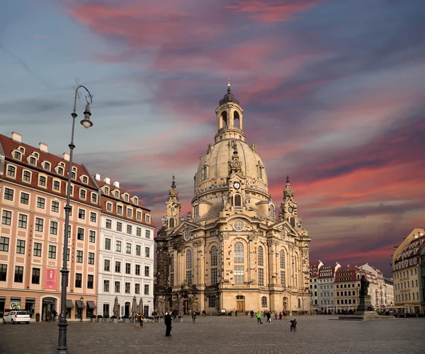 Drážďany, Německo - 12 listopadu 2014: Drážďanské Frauenkirche (doslova kostel Panny Marie) je evangelický kostel v Drážďanech, Německo — Stock fotografie