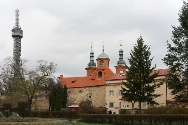 Оглядовий башта та церкви St.Lawrence на пагорбі Petrin в Празі, Чеська Республіка — стокове фото