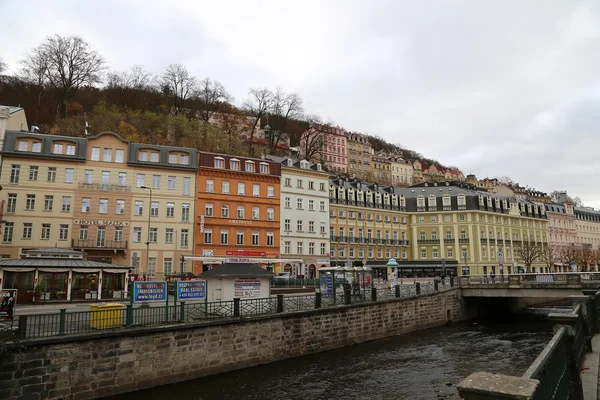 卡罗维 (卡尔斯巴德)，捷克共和国-11 月 16 日，2014:Karlovy Vary (卡尔斯巴德) — — 西方波希米亚，非常受欢迎的旅游目的地在捷克共和国的著名温泉城市 — 图库照片