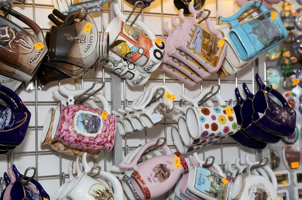 Tasses en porcelaine pour eau minérale dans la vitrine, Karlovy Vary (Carlsbad), République tchèque — Photo