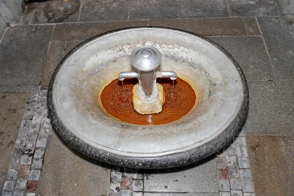 Karlovy Vary 'deki (Carlsbad) termal maden kaynağı -- Batı Bohemya' daki ünlü spa şehri, Çek Cumhuriyeti 'nde çok popüler bir turizm merkezi.