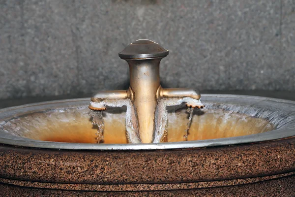 Termal mineral spring in Karlovy Vary (Carlsbad) -- beroemde kuuroord in West-Bohemen, zeer populaire toeristische bestemming in Tsjechië — Stockfoto