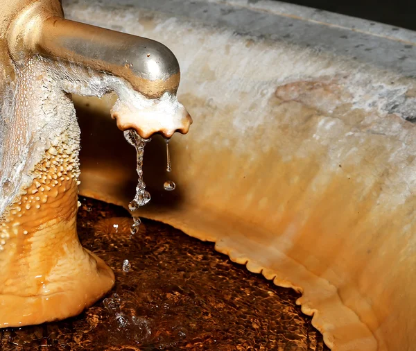 Karlovy Vary 'deki (Carlsbad) termal maden kaynağı -- Batı Bohemya' daki ünlü spa şehri, Çek Cumhuriyeti 'nde çok popüler bir turizm merkezi.