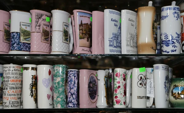 Tazas de porcelana para agua mineral en escaparate, Karlovy Vary (Carlsbad), República Checa —  Fotos de Stock