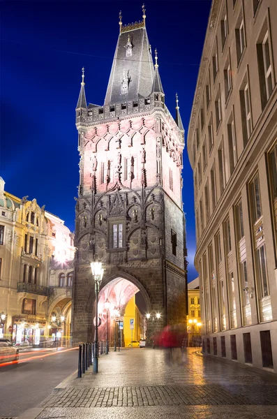 Torre de polvo (puerta) por la noche en Praga, República Checa. Es una de las puertas originales de la ciudad, que data del siglo XI. — Foto de Stock