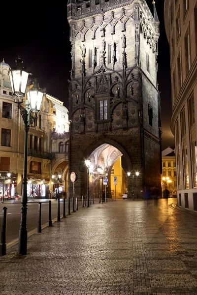 PPRAGA, REPÚBLICA CHECA 16 DE NOVIEMBRE DE 2014: torre del propietario (puerta) por la noche en Praga, República Checa. Es una de las puertas originales de la ciudad, que data del siglo XI. — Foto de Stock