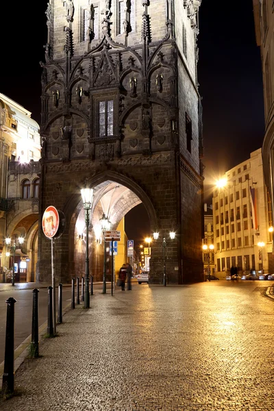 PPRAGA, REPÚBLICA CHECA 16 DE NOVIEMBRE DE 2014: torre del propietario (puerta) por la noche en Praga, República Checa. Es una de las puertas originales de la ciudad, que data del siglo XI. — Foto de Stock