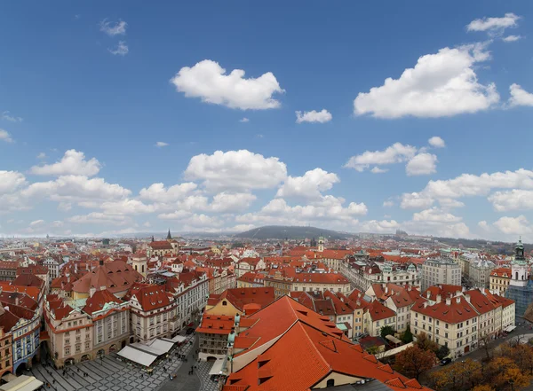 Prags takåsar och torget i gamla stan, Tjeckien — Stockfoto