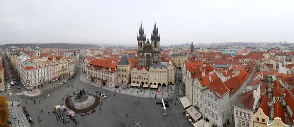 PRAGA, REPÚBLICA CHECA 17 DE NOVIEMBRE DE 2014: Techos de Praga (Casco Antiguo), República Checa — Foto de Stock