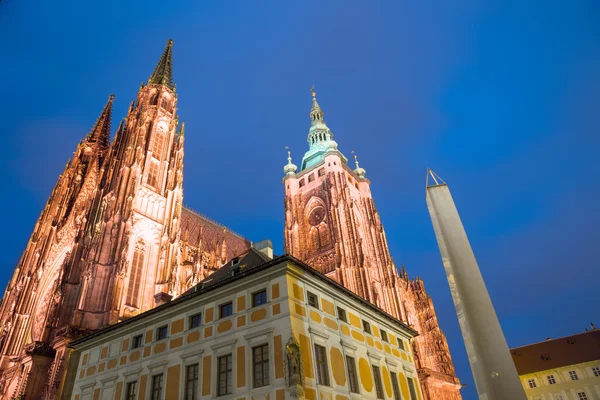 St. Vitus-katedralen (katolsk katedral) i Prags slott, Tjeckien — Stockfoto