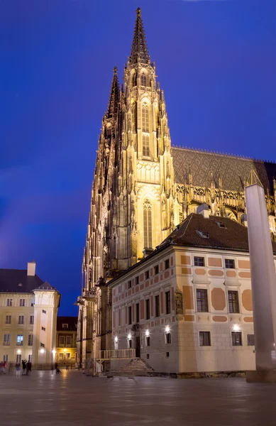 St. Vitus-katedralen (katolsk katedral) i Prags slott, Tjeckien — Stockfoto