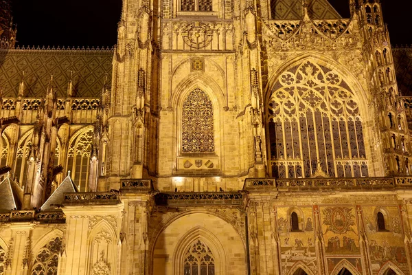 Veitsdom (römisch-katholische Kathedrale) auf der Prager Burg, Tschechische Republik — Stockfoto