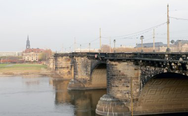 Dresden, Almanya Elbe Nehri üzerindeki köprü görünümü