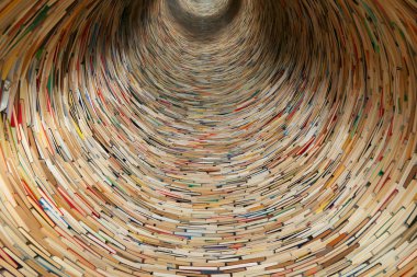 Kitap tünel Prag kitaplığında--aynalar bu efekti oluşturmak için kullanılır